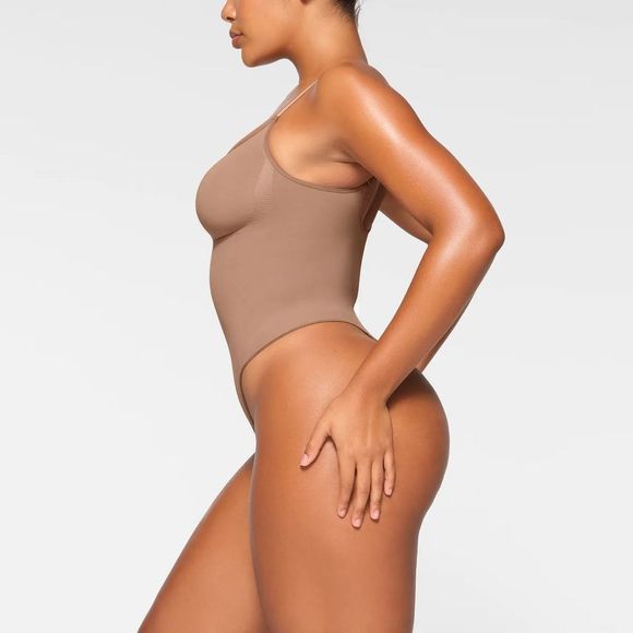 SKIMS SEAMLESS SCULPT THONG BODYSUIT - S/M - Picture 4 of 7